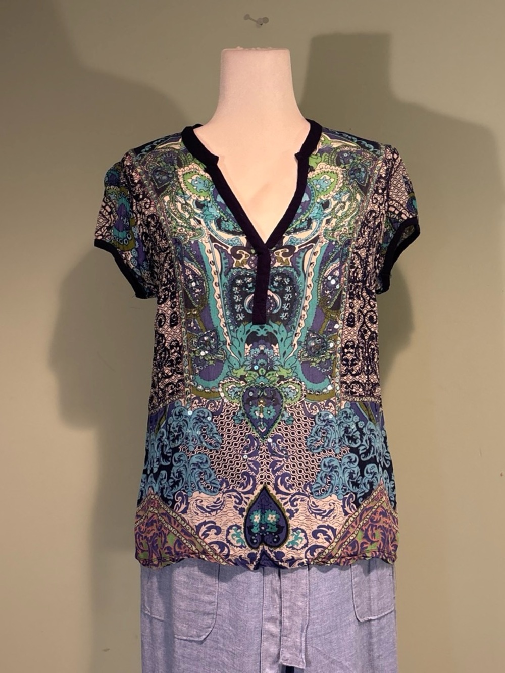 Women's V-Neck embellished Print Top in Blue & Green short sleeve size L